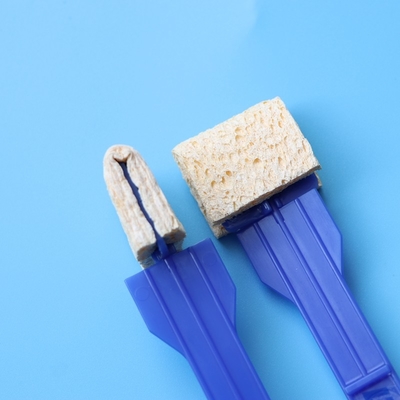 A coleção de espécime alta da esponja da absorvência limpa a vara montada