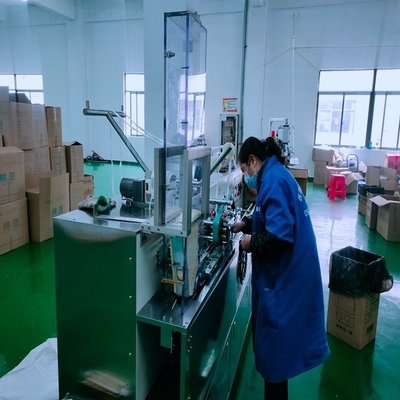 Máquina automática de fabricação de esfregões médicos Construção de aço inoxidável de alta capacidade